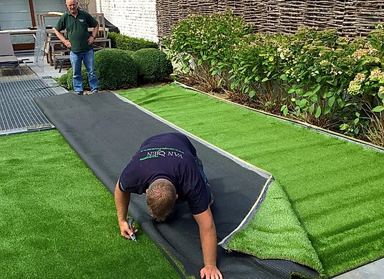 Umieść sztuczną trawę w ogrodzie
